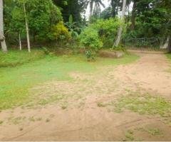 Land with house for Sale in mirigama