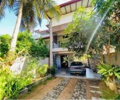 Athurugiriya – Modern 3-Storey House for Sale🔵✨🏠📍🌴