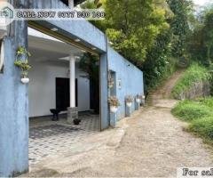A House is for sale in Aladeniya , Katugasthota. (8P)